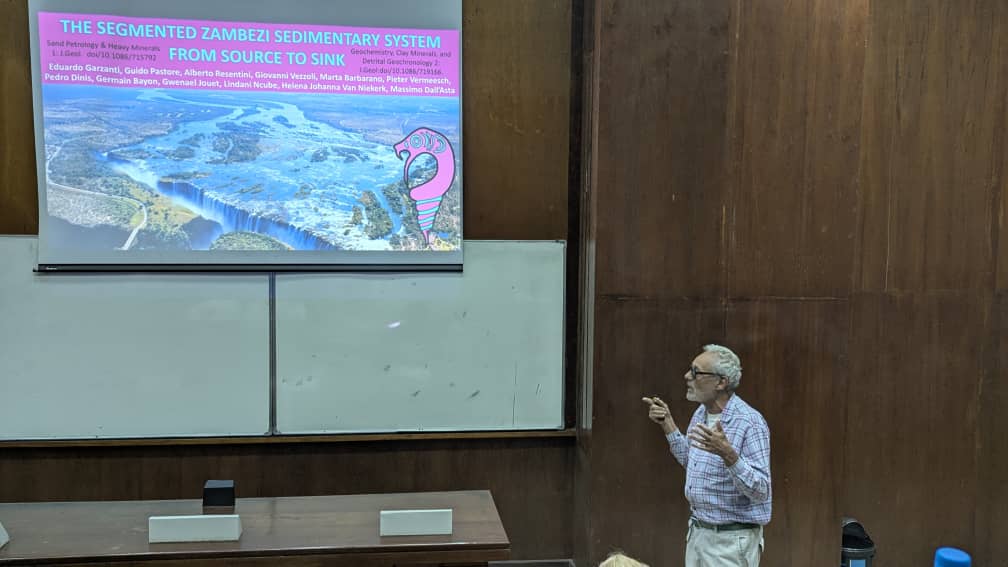 Eduardo Garzanti presenting